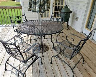 Nice Black metal patio set. Chairs rock