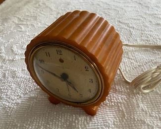 Bakelite/ Catalin clock runs, but does not keep accurate time