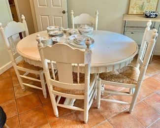 Urban Country pedestal table and chairs