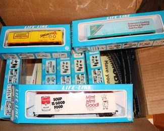 HO train items - full set of Campbells Soup Train and Track