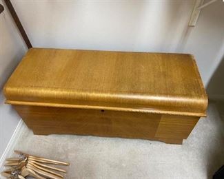 Vintage Virginia Maid Cedar Chest
Some small scratches
46” long x 17” deep x 21” tall.
Must be able to move and load yourself.
