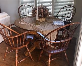 Round oak table with 4 chairs