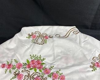 Vintage Scallop Edge Pink Flower Embroidered Round Tablecloth