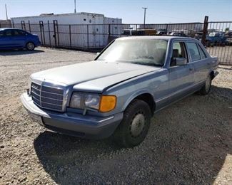410: 1986 Mercedes-Benz 560 SEL
1986 Mercedes-Benz 560 SEL. Has key but not running.