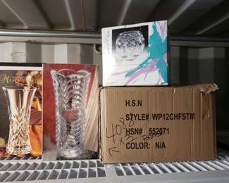 4088
Cooking pot and vases
Cooking pot and vases. Cooking pot in a box 2 vases and 1 crystal bowl.