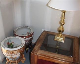 2 ORIENTAL VASES, END TABLE, LAMP