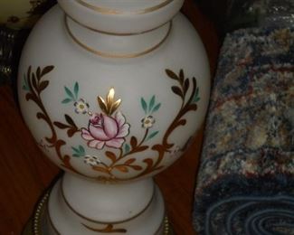 White table lamp w/flowers