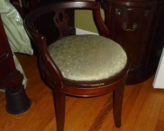 Swivel dressing stool