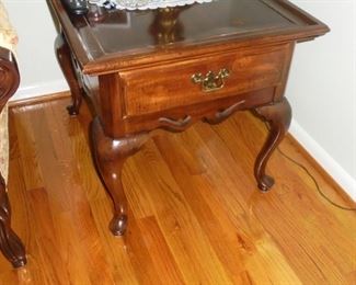 Pair of matching end tables w/drawer
