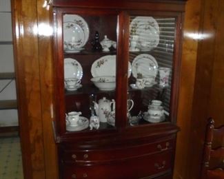 Matching mahogany Duncan Phyfe china cabinet w/double glass doors & 2 shelves