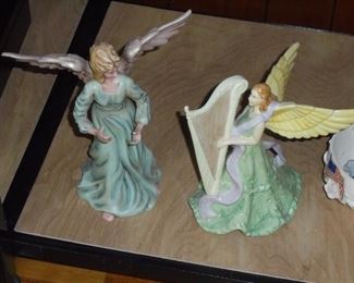 2 figurines of angels