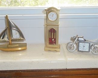3 miniature clocks 