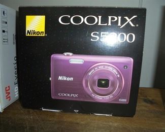 NIB Nikon Coolpix s5200 pink camera