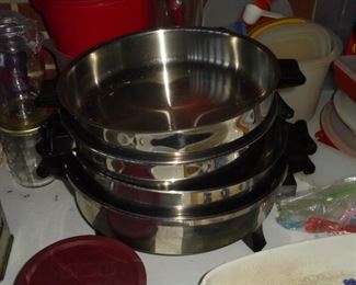 4 matching electric cooking skillets