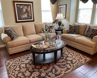 Immaculate Bassett Furniture Co Sofa & love seat