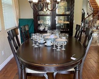 Thomasville Dining table w/ 4 chairs..