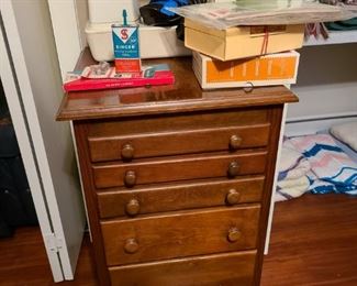 Sewing chest, Singer sewing machine and accessories