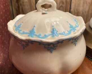 Porcelain lidded bowl