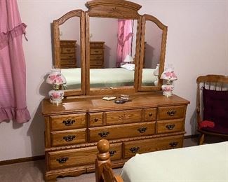 Dresser with folding mirror - great condition