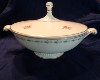 Harmony House Mt. Vernon serving dish with lid