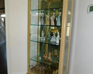 Lighted cabinet for decorative accessories