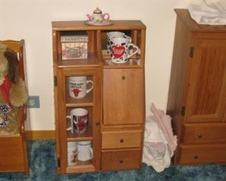 FURNITURE MADE FOR A 18" DOLL   (AMERICAN GIRL).   ALSO LOTS OF CLOTHES AND ACCESSORIES. 