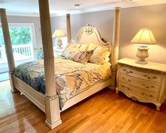 Four poster bed , Canopy not attached, did not fit in this room.