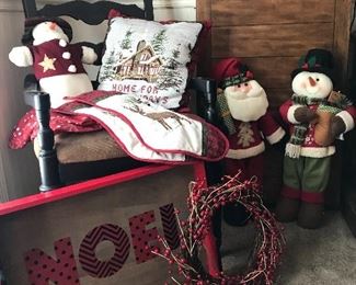 Nice Christmas decorations....never too soon to buy now for Christmas. 