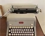 VINTAGE ROYAL TYPEWRITER W/ COVER
