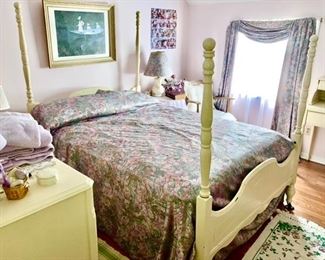 Vintage 4 poster full size bed, matches dresser w/ mirror in previous picture
