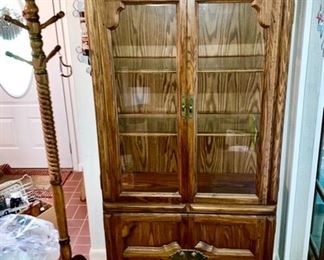 Upright display cabinet/hutch, hat tree