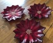CLEARANCE !  $4.00 NOW, WAS $12.00................Set of 3 Poinsettias Plates  Diameter is 8.5”