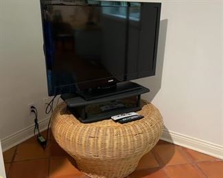 REDUCED!  $18.75 NOW, WAS $25.00................Round Rattan Table Purchased in Connecticut, circa 1989
Top diameter is 36.5”, height is 20”