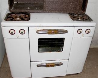Vintage Stove - They don't Make them Like This Any more- $150.00 -Buyer must arrange moving. No Stairs, easy out to street.
