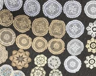 Lot of 27 doilies, vintage women, round approximately 4 to 5 inches