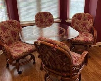 Rattan Kitchen setMade by Classic Rattan Co. KY, New $2,900, ASKING
$550
40” glass top