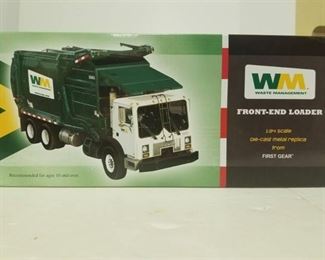 First Gear Waste Management (WM) Front End Loader Trash Truck / 1/34 scale / NIB