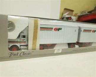 Tonkin / Freighliner 112 Conventional w/ 2 Consolidated Freightways Pups / 1/53 scale / See PIX / NIB