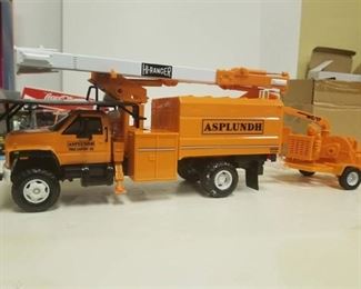 DG Products / Hi-Ranger Bucket Truck w/Chipper Pup / perhaps 1/16 scale / See PIX / NIB