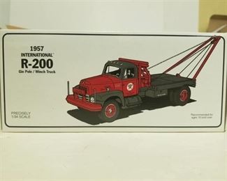 First Gear 1957 International R-200 Gin Pole/Winch Truck / Texas Pipe line Co. / 1/34 scale / NIB