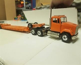 Conrad Freightliner Semi w/quick attach triple axel lowboy trailer / 1/64 scale / See PIX / NIB