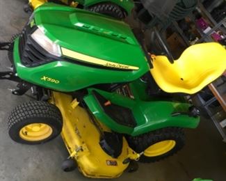 NICE John Deere X 590 Lawn Tractor. Only 208 hours on this Excellent Clean John Deere.