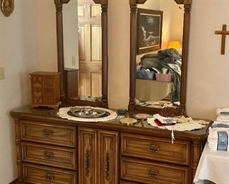 HOLLYWOOD REGENCY VINTAGE SUPER CLEAN DOUBLE MIRROR DRESSER.