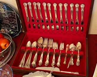 Excellent Flatware set.
