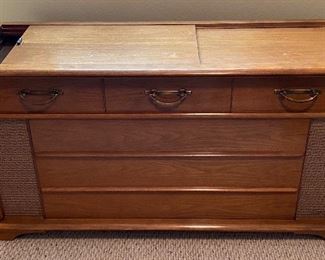 WORKING Vintage Mid Century Modern Magnavox Console Stereo. Likely needs turntable belt.