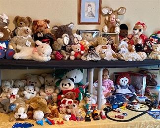 Large lot of Vintage CLEAN stuffed animals.