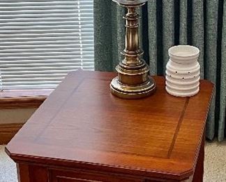 EXCELLENT WINNERS ONLY QUALITY END TABLE ( 1 OF 2 ). TABLE ALSO SHOWS ONE OF 2 MATCHING GENUINE STIFFEL HOLLYWOOD REGENCY STYLE BRUSHED BRASS LAMPS.