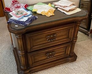 ONE OF 2 MATCHING HOLLYWOOD REGENCY STYLE NIGHT STANDS.