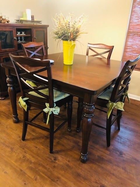 Bar Top Table with 4 Bar Stool Chairs