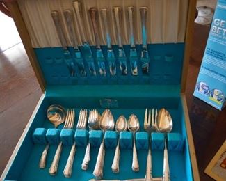 Flatware set